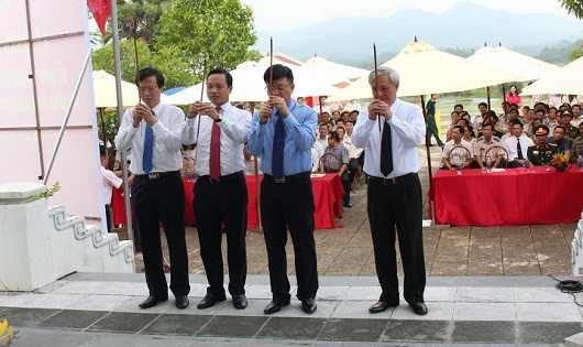 Bộ trưởng Lê Thành Long cùng Đoàn công tác Bộ Tư pháp dâng hương tại Khu di tích lịch sử Bộ Tư pháp.