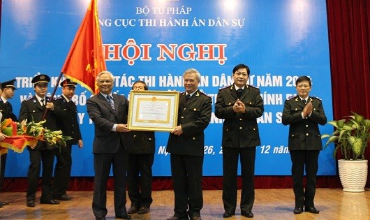Phó Chủ tịch Quốc hội Uông Chu Lưu trao Huân chương Lao động hạng Ba cho Tổng cục. 