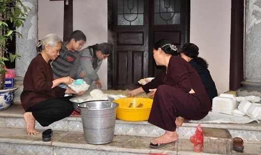 Các phật tử của chùa Linh Sơn Thanh Nhàn cùng nấu cơm thiện nguyện.