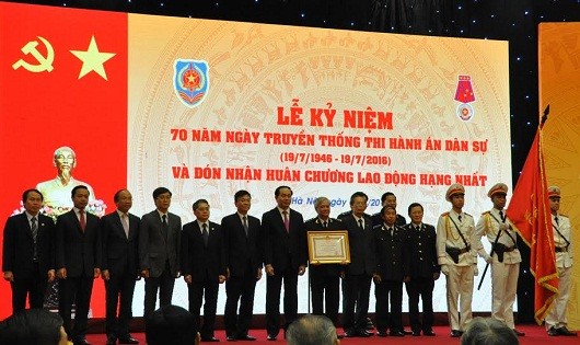 Thay mặt Đảng, Nhà nước, Chủ tịch nước trao Huân chương Lao động hạng Nhất cho ngành Thi hành án dân sự.