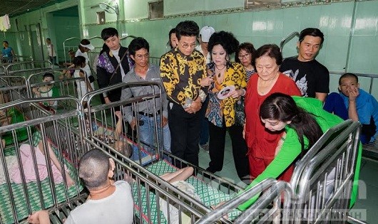 MC Thanh Bạch và bà Thúy Nga thăm 125 trẻ mồ côi khuyết tật ở Mái ấm Bảo trợ xã hội Thiện Duyên.