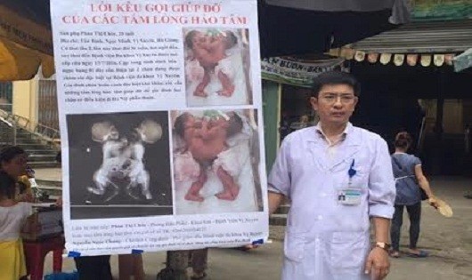 Hình ảnh lay động hàng triệu con tim của bác sĩ Chung (Phó Giám đốc Bệnh viện huyện Vị Xuyên, tỉnh Hà Giang).