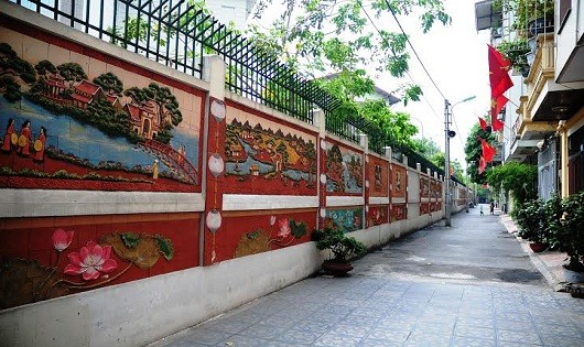 “Con đường gốm sứ” thứ hai ở phố Duy Tân, quận Cầu Giấy, TP  Hà Nội.
