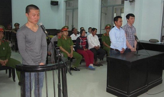 Bị cáo Lê Tấn Khỏe (bìa trái) và hai cựu công an viên Lê Ngọc Tâm, Lê Minh Phát tại phiên tòa phúc thẩm với tư cách người liên quan và nhân chứng.
