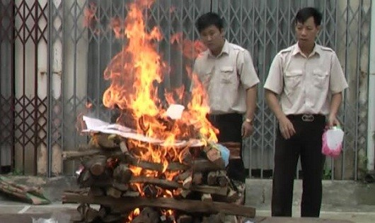 Cán bộ Cục THADS tỉnh Điện Biên tổ chức tiêu hủy vật chứng.