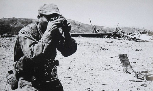 Nghệ sỹ nhiếp ảnh Lương Nghĩa Dũng tác nghiệp tại chiến trường (Ảnh từ internet)