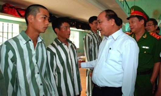 Phó Thủ tướng Nguyễn Xuân Phúc thăm hỏi các phạm nhân ở Trại giam Ninh Khánh, Ninh Bình năm 2015 ( Ảnh: VnExpress)