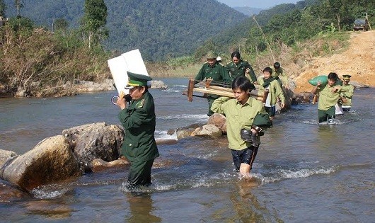 Cán bộ, chiến sĩ BĐBP Thừa Thiên Huế vượt suối, băng rừng giúp bà con Ka Lô.