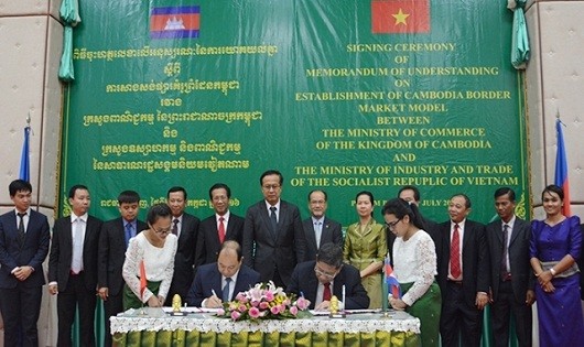 Thứ trưởng Công thương Nguyễn Cẩm Tú (trái) và Quốc vụ khanh Bộ Thương mại Campuchia Mao Thora ký bản ghi nhớ xây chợ kiểu mẫu.