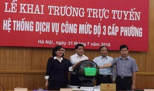 Chủ tịch UBND Thành phố Nguyễn Đức Chung bấm nút khai trương hệ thống dịch vụ công mức 3 cấp phường.