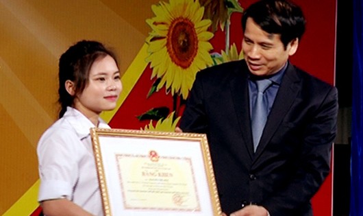 Em Nguyễn Thị Huệ nhận bằng khen của Bộ Giáo dục và Đào tạo.