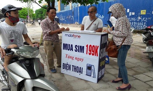 Mua sim tặng điện thoại bày bán vỉa hè trên các tuyến đường ở Hà Nội.