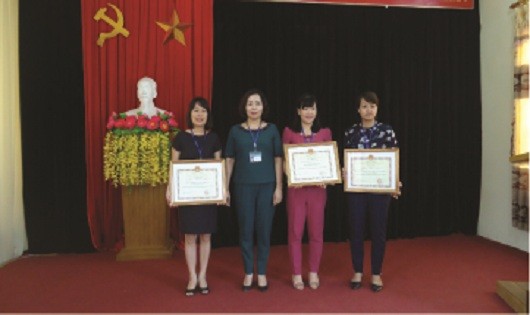 Bà Nguyễn Thị Thược - Giám đốc Sở Tư pháp trao Danh hiệu Tập thể lao động xuất sắc năm 2015 cho đại diện các tập thể. 