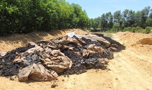 Một bãi chôn lấp bùn thải trái phép của Formosa tại Hà Tĩnh