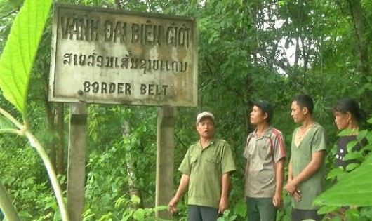 Già làng Pả Hiền tại Quảng Trị (bên trái) tuyên truyền nhân dân bảo vệ vành đai biên giới. 