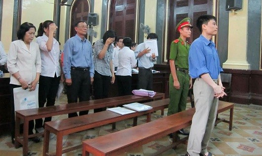 Nguyên bộ sậu của Công ty Tài chính Cao su Việt Nam “rủ nhau” hầu tòa.
