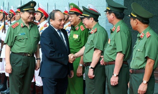 Thủ tướng Nguyễn Xuân Phúc làm Trưởng Ban chỉ đạo phòng, chống khủng bố quốc gia trong khi Bộ trưởng Bộ Công an Tô Lâm làm Phó trưởng ban (Ảnh: NLD)