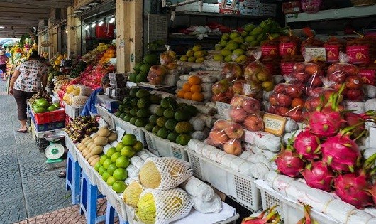 Một cửa hàng trái cây ở chợ Bến Thành chuyên cung cấp trái cây nhập và trái cây nội cao cấp.