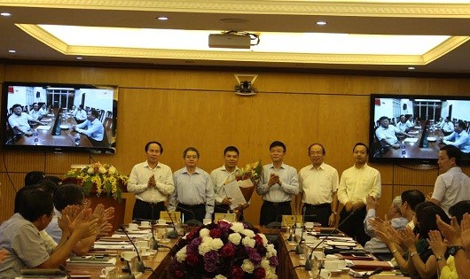 Bộ trưởng Lê Thành Long chúc mừng tân Phó Chánh Văn phòng Bộ Tư pháp.