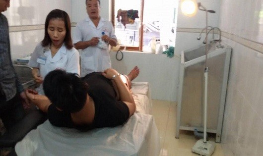 Nạn nhân Tuấn nằm điều trị tại Bệnh viện Đa khoa huyện Hương Khê.