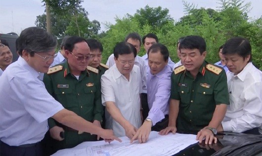 Phó Thủ tướng Trịnh Đình Dũng khảo sát về tình trạng quá tải ở Cảng hàng không quốc tế Tân Sơn Nhất và tuyến metro số 1 Bến Thành - Suối Tiên.