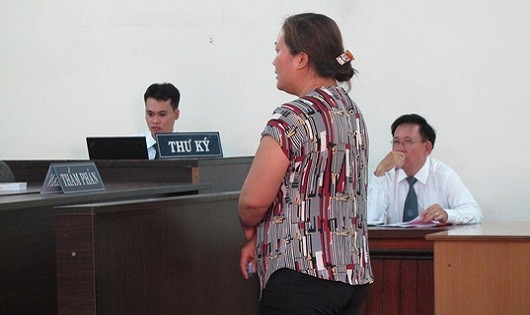 Chị Vân tại tòa (Ảnh NLĐ)