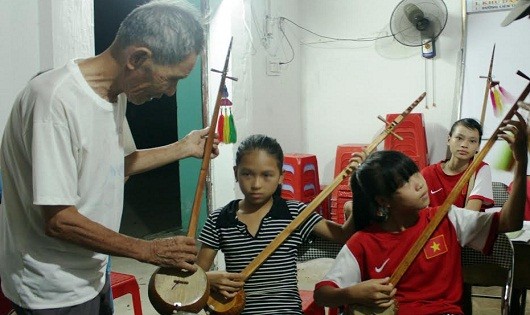 Ông Phú dạy đàn tính, hát then cho thế hệ trẻ.