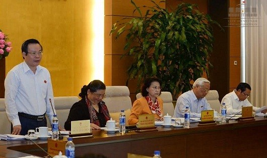 Phó chủ tịch QH Phùng Quốc Hiển điều khiển phiên họp.