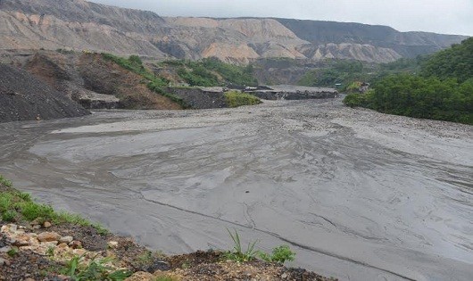 Lũ bùn từ bãi thải trên đình Đông Cao Sơn (TP Cẩm Phả).