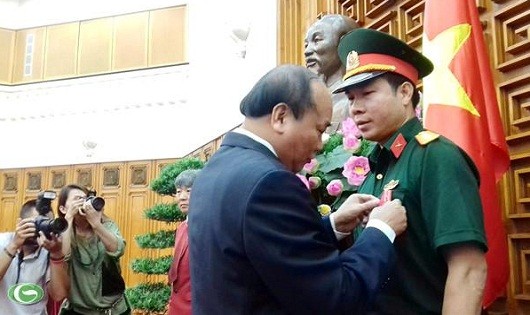Thủ tướng Nguyễn Xuân Phúc trao Huân chương Lao động hạng Nhất cho xạ thủ Hoàng Xuân Vinh