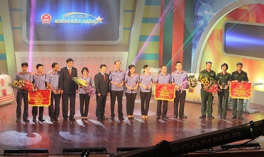 Lãnh đạo VKSNDTC trao giải cho các đội tham gia Gala chung kết.