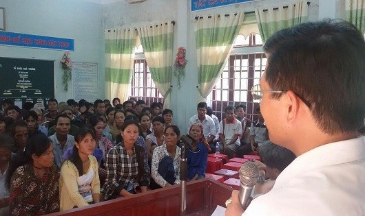 Rất đông người dân xã Tà Long đã đến nghe đoàn tuyên truyền pháp luật.