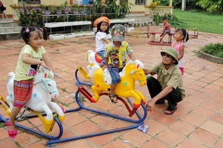 Học sinh vui chơi tại điểm trường trung tâm Trường mầm non xã Quỳnh Tân, huyện Quỳnh Lưu, Nghệ An. Ảnh: Tuổi trẻ