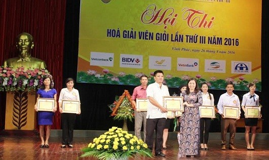Giám đốc Phùng Thị Kim Nga trao giải Nhất. Ảnh Kim Quy.