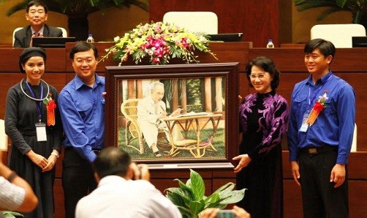 Chủ tịch Quốc hội Nguyễn Thị Kim Ngân tặng bức chân dung Bác Hồ cho TƯ Đoàn.