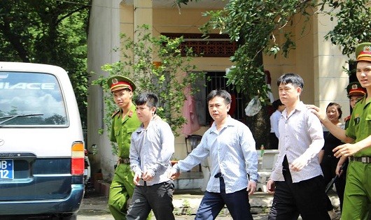 Các bị cáo được dẫn ra xe về trại giam sau khi phiên tòa được tạm hoãn.