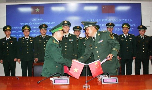 Đồn BPCK Quốc tế Lào Cai (Việt Nam) và  Đại đội Công an Biên phòng huyện Hà Khẩu (Trung Quốc) ký biên bản kết nghĩa.
