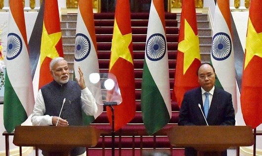 Thủ tướng Ấn Độ Modi và Thủ tướng Nguyễn Xuân Phúc tại họp báo chung sau hội đàm.  