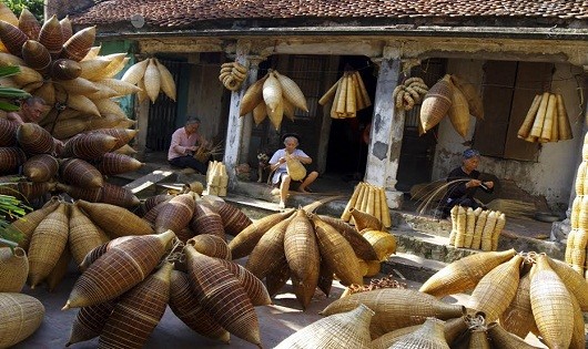Các cụ già trong làng vẫn giữ nghề đan đó dù thu nhập không cao. Ảnh: Nguyễn Anh Tuấn