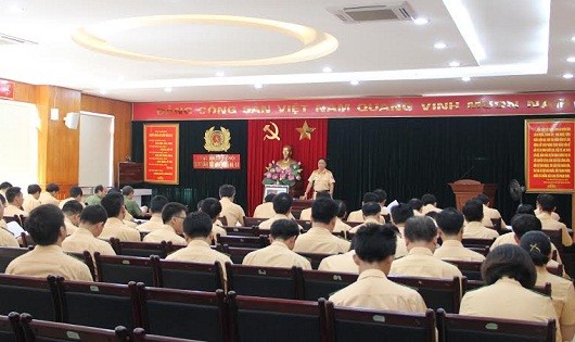 Đại tá Đào Vịnh Thắng phát biểu trong cuộc họp giao ban tháng 8, triển khai công tác tháng 9 của Phòng CSGT Hà Nội.