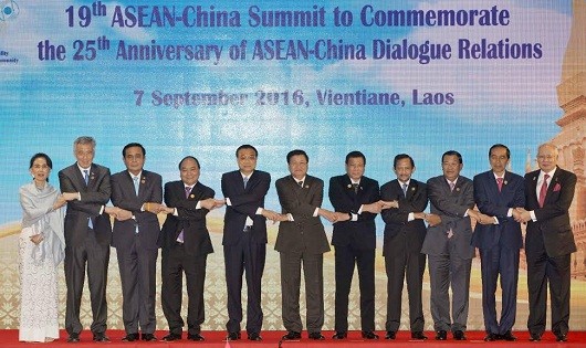 Thủ tướng Nguyễn Xuân Phúc và các lãnh đạo dự Hội nghị Cấp cao ASEAN – Trung Quốc. Ảnh: AP