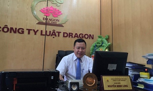 Luật sư Nguyễn Minh Long trao đổi với phóng viên