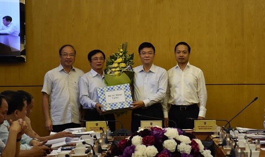 Bộ trưởng Lê Thành Long trao quyết định nghỉ hưu cho lãnh đạo cấp Vụ