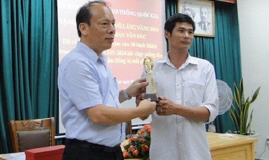 Tài xế Phan Văn Bắc đã cầm trên tay chiếc cúp Vô lăng vàng vào chiều 8.9. (Ảnh: A.Thỏa/24h)