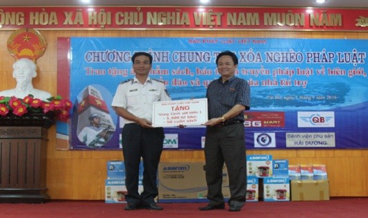 Phó Tổng Biên tập  Thường trực Đặng Ngọc Luyến trao quà tặng cho bộ đội biên phòng Hải Phòng.