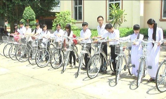 Trao tặng xe đạp cho học sinh nghèo Tam Nông