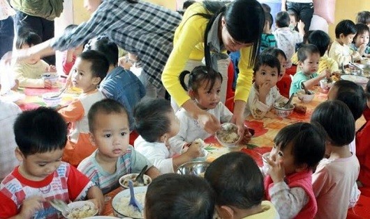 Ở Việt Nam chỉ khoảng 52% trẻ dưới 2 tuổi được chăm sóc và ăn bổ sung đúng cách (Ảnh minh họa).