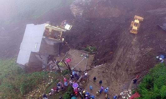 Một vụ sạt lở đất khiến một ngôi nhà bị sập ở Lào Cai