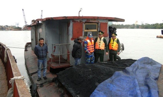 Một tàu chở than lậu bị BĐBP bắt giữ