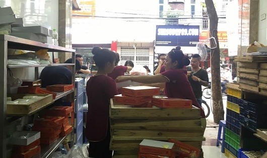 Chị Thủy, một khách hàng đến mua bánh trung thu cho biết đã xếp hàng từ sáng và mua được 2 hộp bánh đem về.